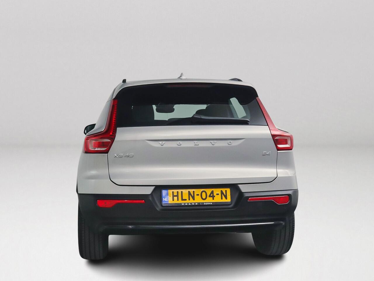 Volvo XC40 B4 Plus Dark | Parkeercamera | Stoel- en Stuurverwarming | Harman Kardon | Trekhaak