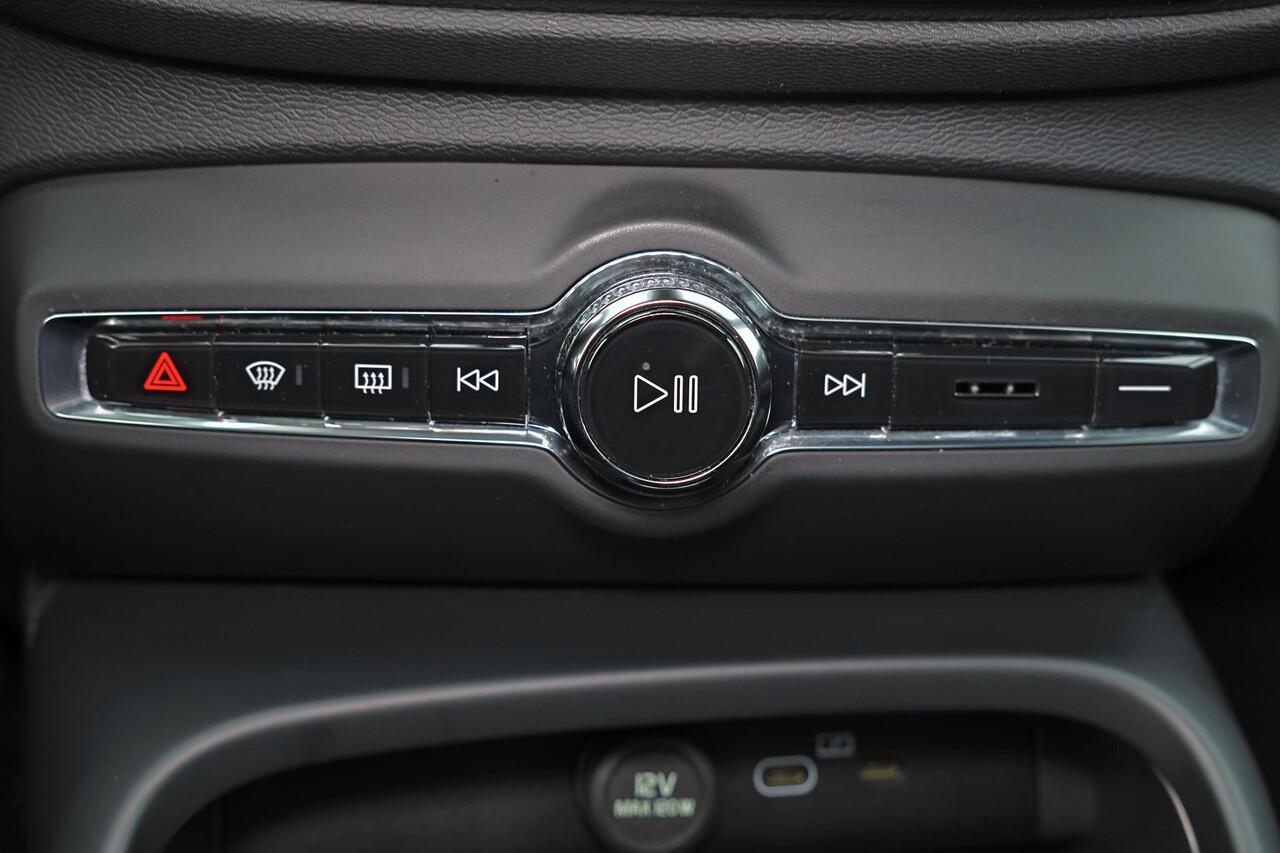 Volvo XC40 Twin Ultimate 78 kWh - Panorama/schuifdak - IntelliSafe Assist & Surround - 360º Camera - Harman/Kardon audio - Verwarmde voorstoelen & stuur - Parkeersensoren voor & achter - Elektr. bedienb. voorstoelen met geheugen links - Draadloze tel. lader - Warmte