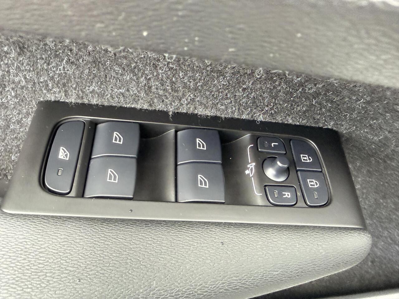 Volvo XC40 Recharge P8 AWD R-Design Leer, 2-Tone, LM | SOH 93,2%