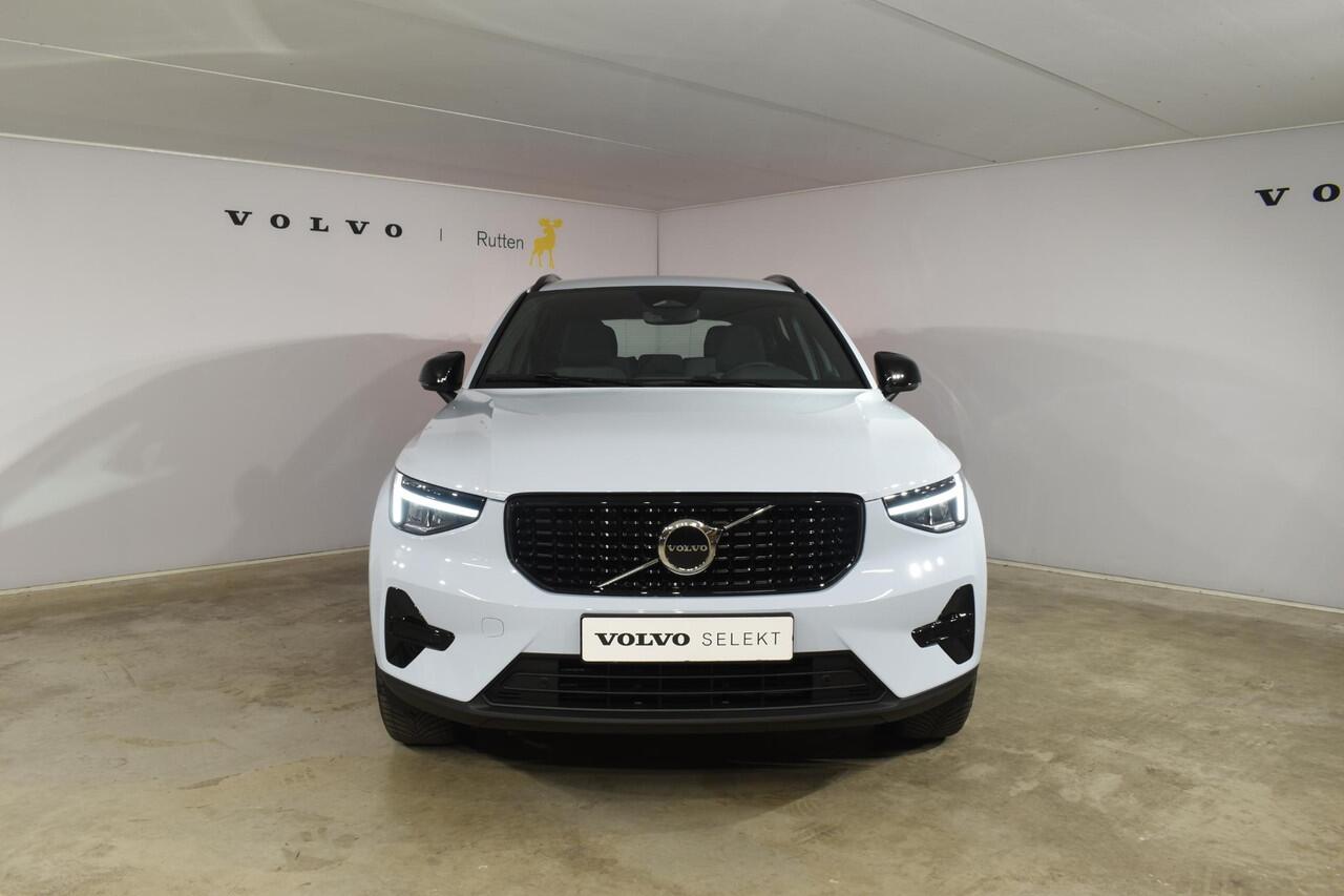 Volvo XC40 B4 211PK Automaat Plus Dark / Navigatie / Adaptive Cruise / Harman Kardon / Stuur & Stoelverwarming / Elektrische achterklep / Achteruitrijcamera / Trekhaak / Elektrische stoelverst. met geheugen