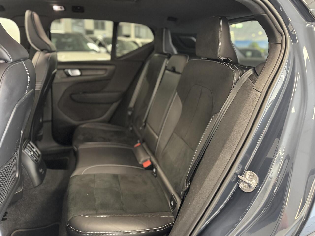 Volvo XC40 1.5 T4 Recharge R-Design | PANO | CAMERA | 20" LMV | HALF-LEDER |