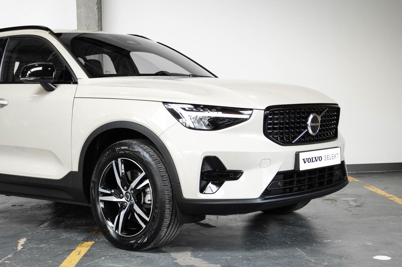 Volvo XC40 B4 Plus Dark | Verwarmde Voorstoelen+Stuurwiel | Verwarmde voorruit | Semi-Elektrische Trekhaak | Harman Kardon Premium Audio | Apple Carplay / Android Auto | Electrisch bedienbare voorstoelen | Google infotaiment