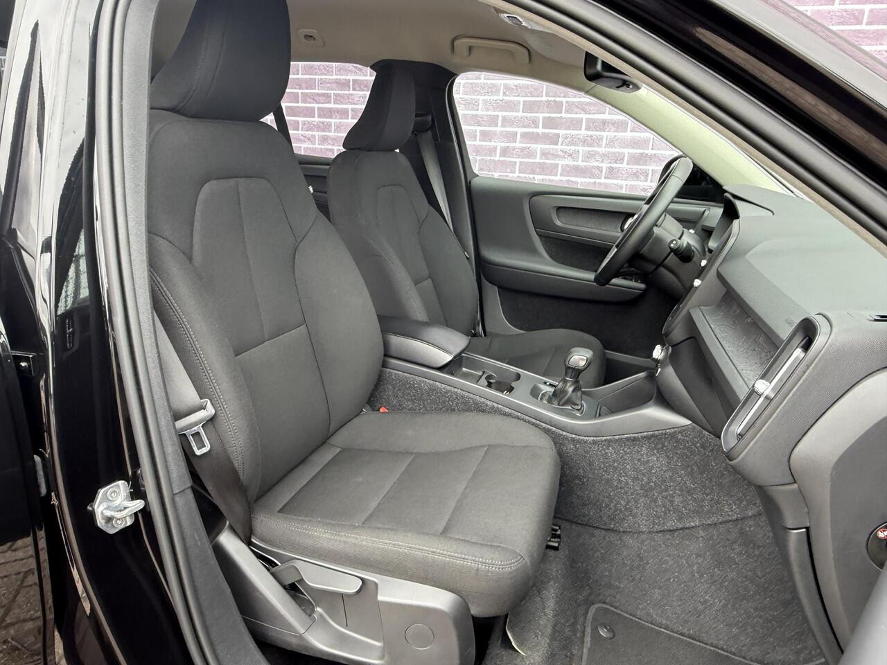 Volvo XC40 1.5 T2 Momentum Core | Camera | Parkeersensoren voor + Achter | Navigatie | On Call | Carplay | Regensensor |