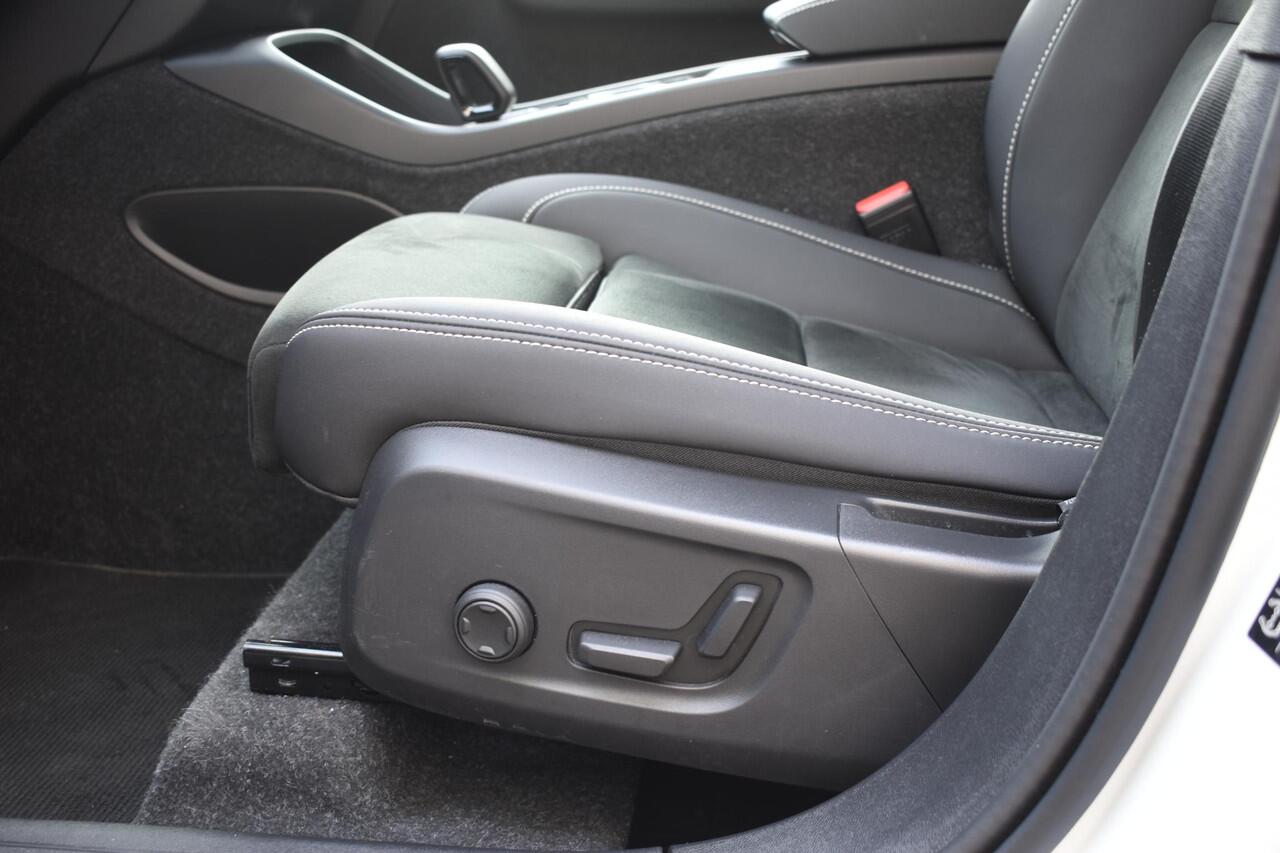 Volvo XC40 B4 211PK Automaat Plus Dark / Harman Kardon / Donker getint glas / Elektrisch bedienbare stoelen / 19''velgen / Driver assist / Microtech Nubuck / Camera achter