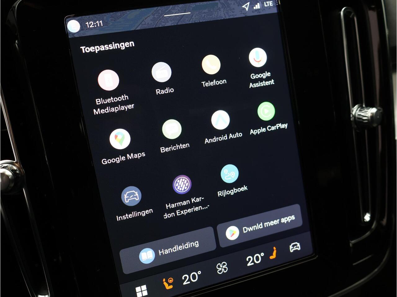 Volvo XC40 B4 197PK Plus Dark / All Season / Harman Kardon / BLIS / Adaptive Cruise / 19" / Verwarmbare Voorstoelen + Stuurwiel / Elekt. Verst. Stoelen /