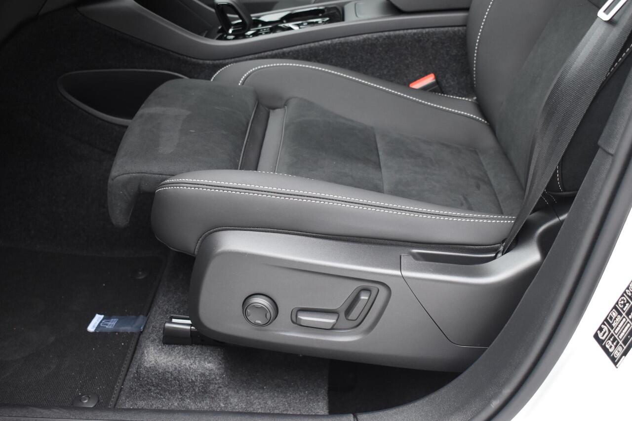 Volvo XC40 B4 211PK Automaat Plus Dark / Navigatie / Adaptive Cruise / Harman Kardon / Stuur- & Stoelverwarming / Elektrische achterklep / Achteruitrijcamera / Elektrische stoelverst. met geheugen / Extra getint glas / Microtech/Nubuck