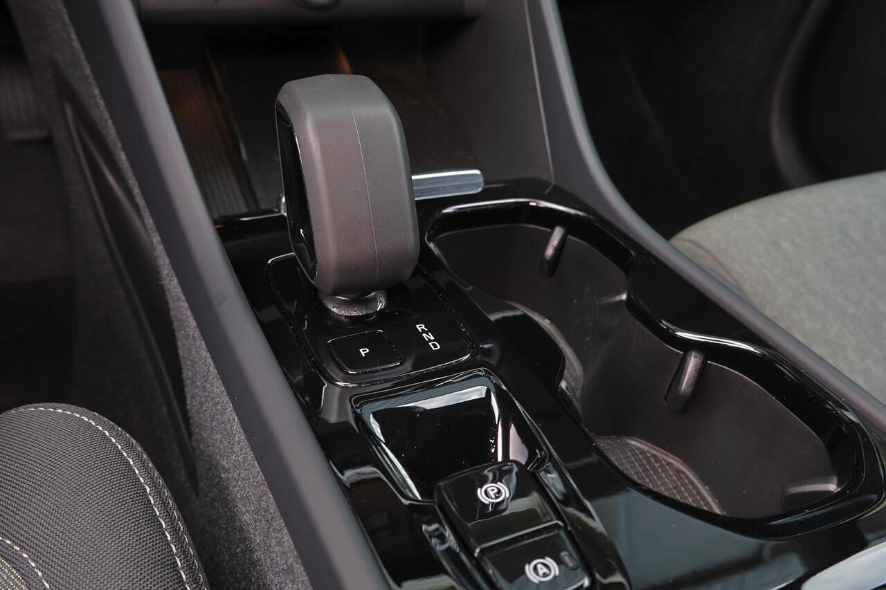 Volvo XC40 T5 Recharge Plus Dark - IntelliSafe Assist - 360º Camera - Harman/Kardon audio - Verwarmde voorstoelen & stuur - Parkeersensoren voor & achter - Elektr. bedienb. voorstoelen met geheugen links - Extra getint glas - 19' LMV