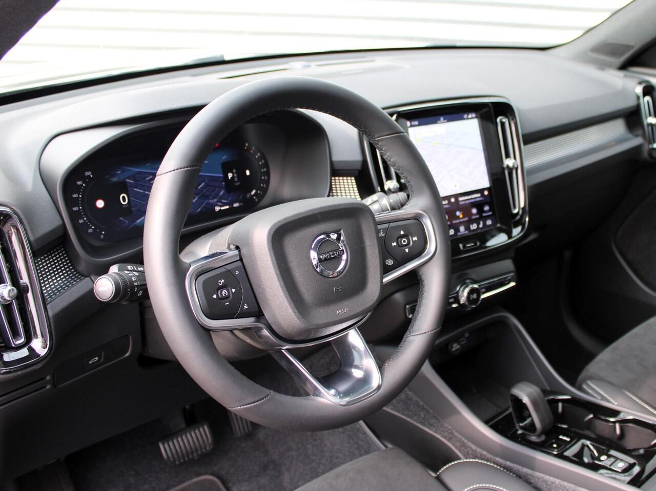 Volvo XC40 2.0 B4 Plus Black Edition Automaat / Panoramadak / Privacy Glass / Microtech Nubuck bekleding / Google Maps