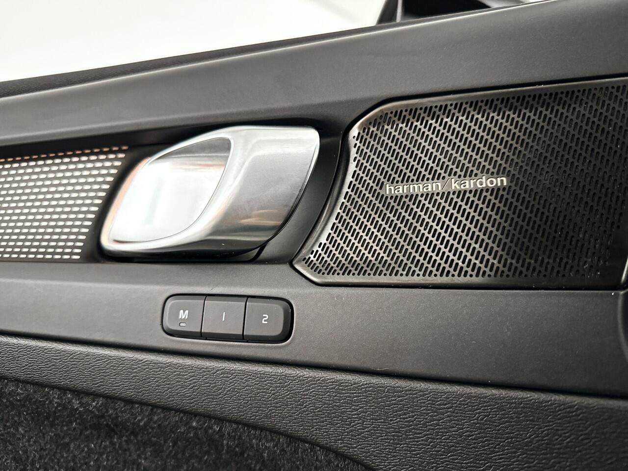 Volvo XC40 Recharge Twin Pro | Panoramadak | 360° camera | Harman Kardon | Stoel- en Stuurverwarming | Trekhaak