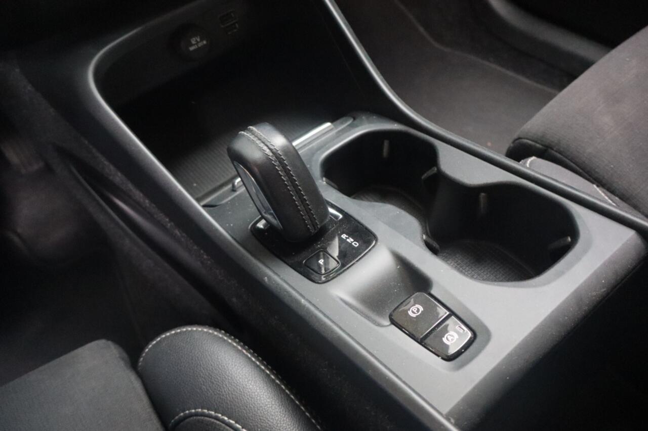 Volvo XC40 1.5 T3 R-Design | Stoelverwarming | Camera | Clima