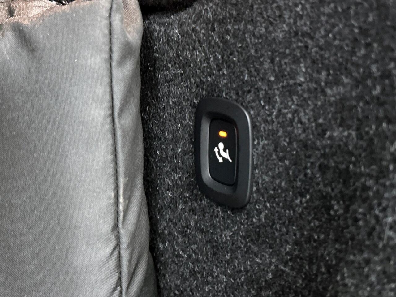 Volvo XC40 2.0 B4 Plus Dark | 19 inch | Trekhaak | Voorruit verwarming