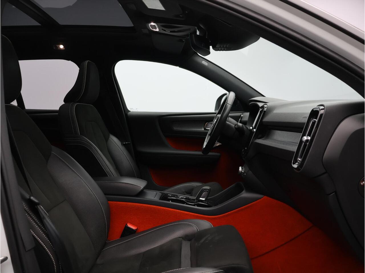 Volvo XC40 T3 Automaat R-Design / Trekhaak / Pan. dak / 360 camera/ Ext. styling / Privacy glass / CarPlay