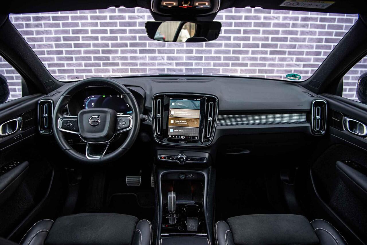 Volvo XC40 Recharge Twin Pro | Power Seats | Trekhaak | Panoramadak | 360 Camera | Harman Kardon | Adaptieve Cruise Control |