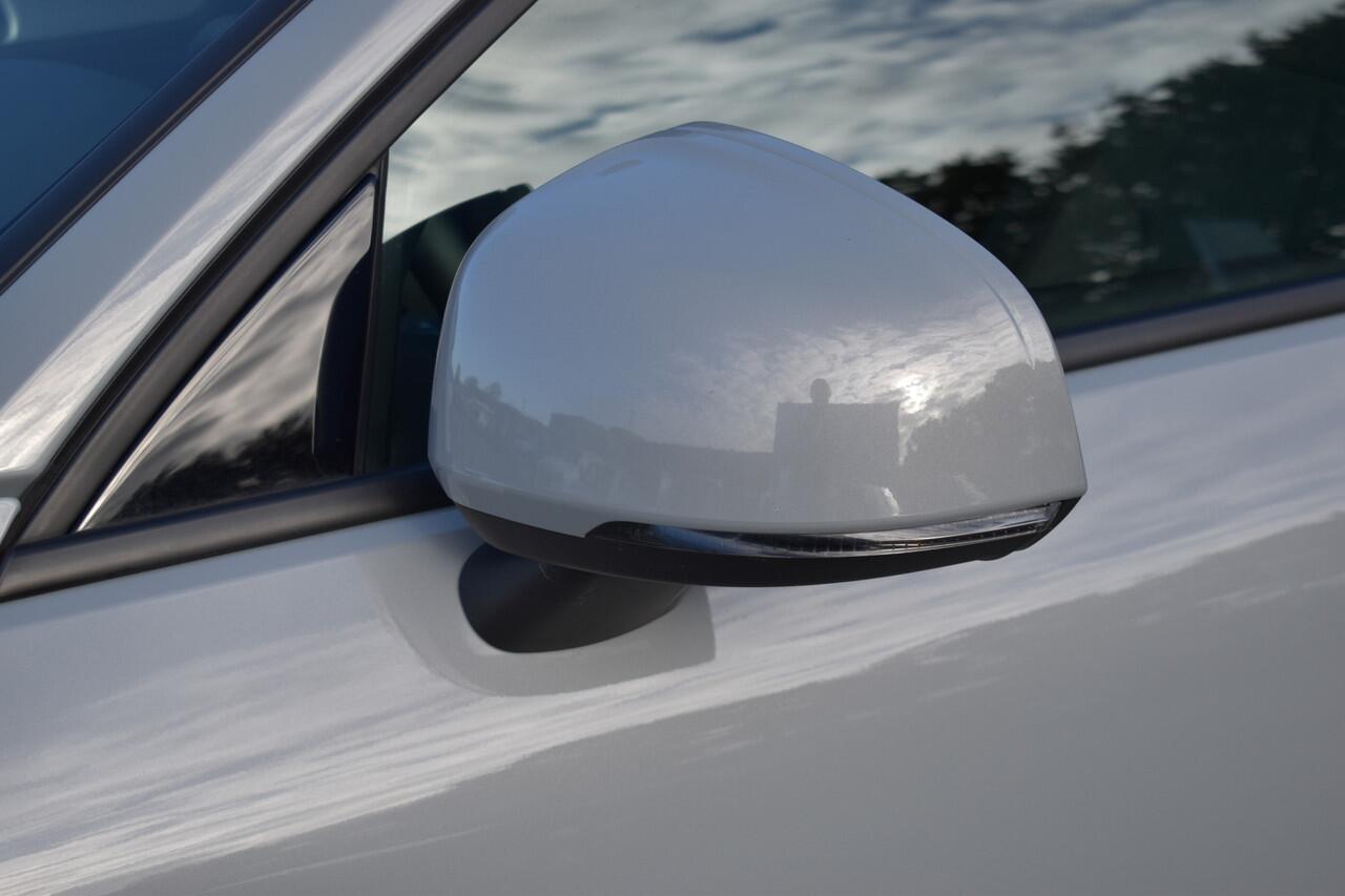 Volvo XC40 B4 211PK Automaat Core | ACC | 20"LMV | Trekhaak | BLIS | Camera | Stoelverwarming | Stuurverwarming |