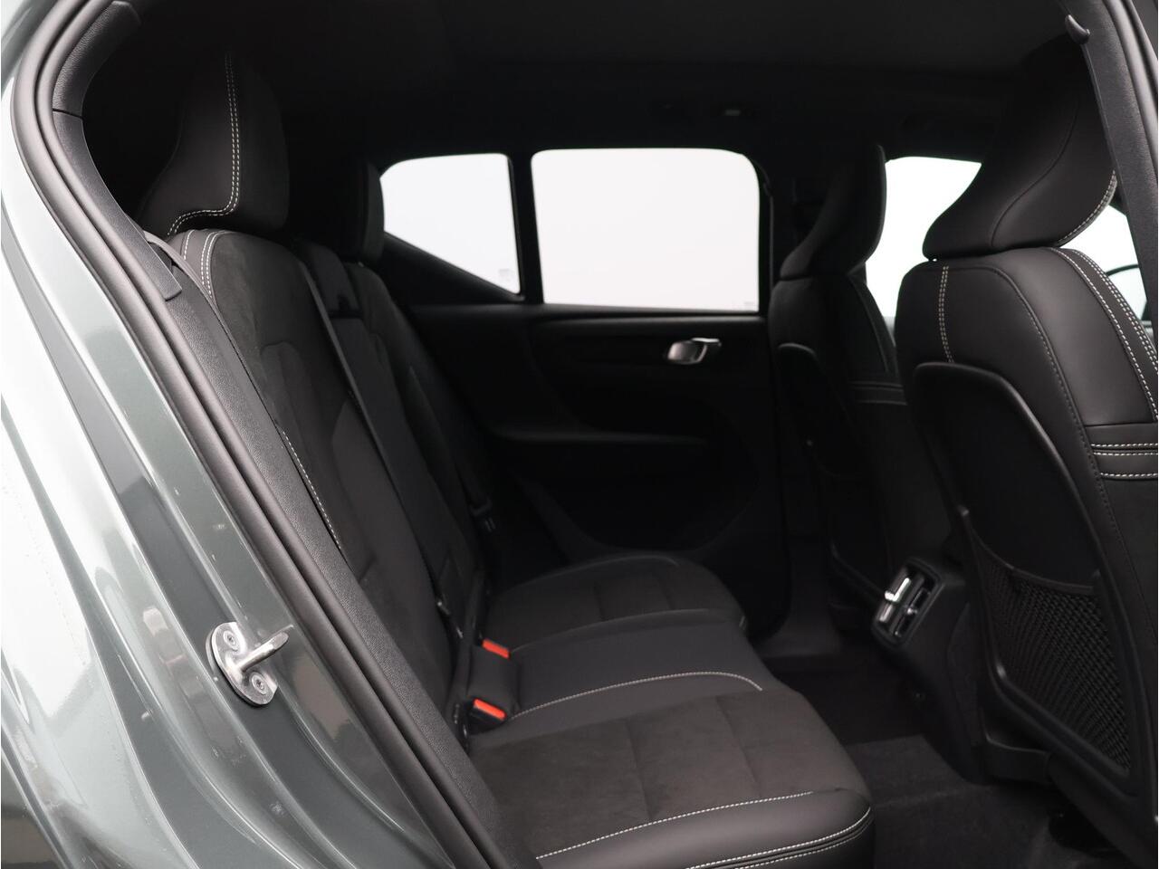 Volvo XC40 2.0 B4 Plus Dark / Panoramadak / Nubuck Bekleding / Harman Kardon / Stoel+Stuurverwarming / Getint Glas / Adaptive Cruise / BLIS /