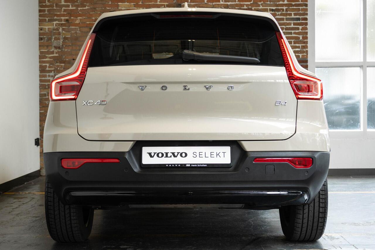 Volvo XC40 B4 Plus Dark | Verwarmde Voorstoelen+Stuurwiel | Verwarmde voorruit | Semi-Elektrische Trekhaak | Harman Kardon Premium Audio | Apple Carplay / Android Auto | Electrisch bedienbare voorstoelen | Google infotaiment