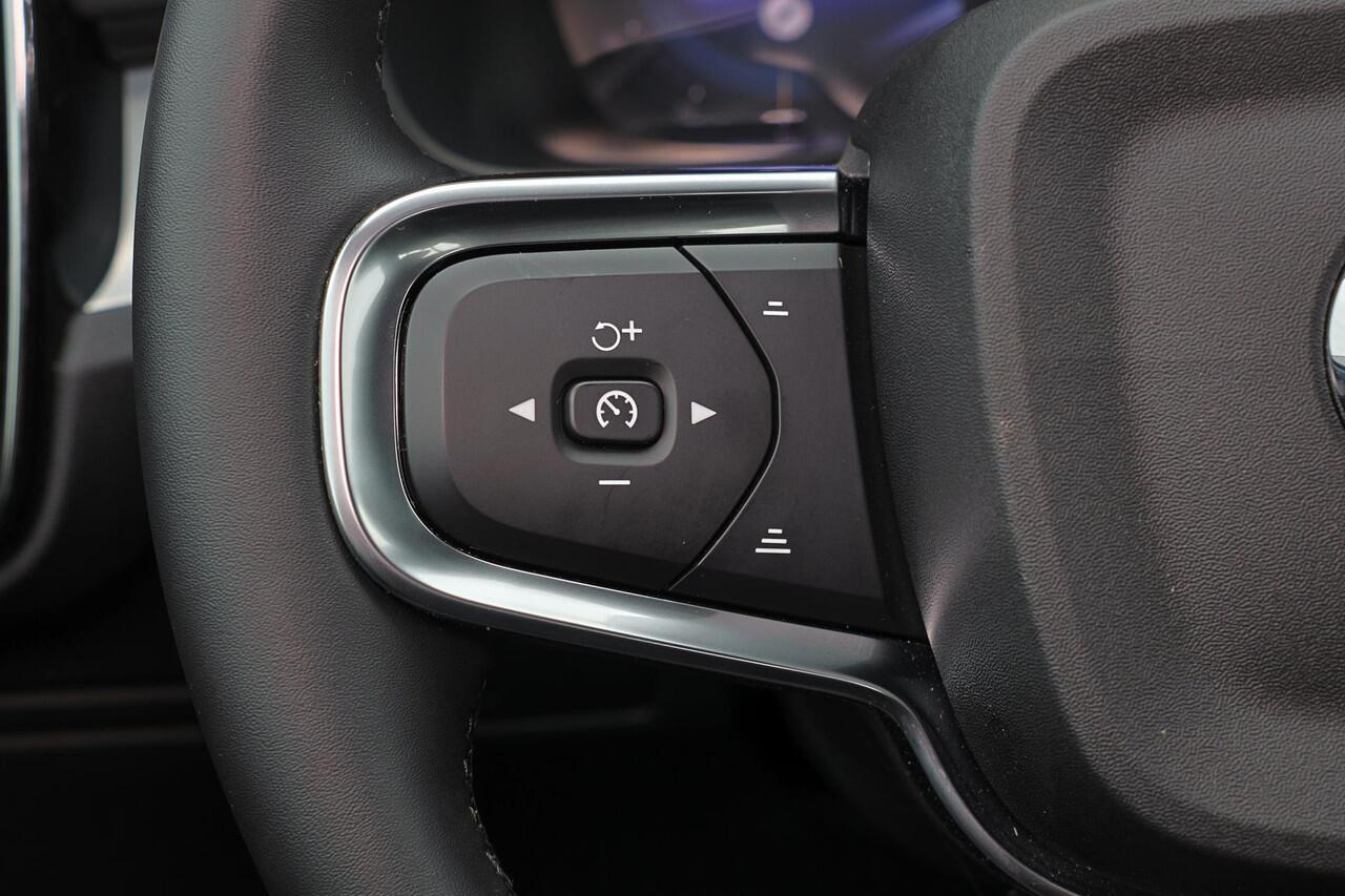 Volvo XC40 B4 Plus Dark - IntelliSafe Assist & Surround - Harman/Kardon audio - Parkeercamera achter - Verwarmde voorstoelen & stuur - Parkeersensoren voor & achter - Elektr. bedienb. voorstoelen met geheugen links - Draadloze tel. lader - Elektr. inklapbare trekhaa