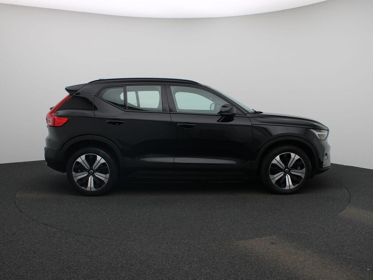 Volvo XC40 Recharge Core 232PK | Allseason-banden | Grootlicht-assistent | Achteruitrijcamera + parkeersensoren | Climate control | Apple CarPlay & Android Auto