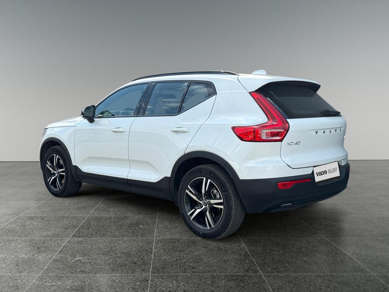 Volvo XC40 2.0 B4 Plus Dark | Trekhaak | Verwarmbare voorruit | Stoelverwarming | Harman/Kardon Audio |