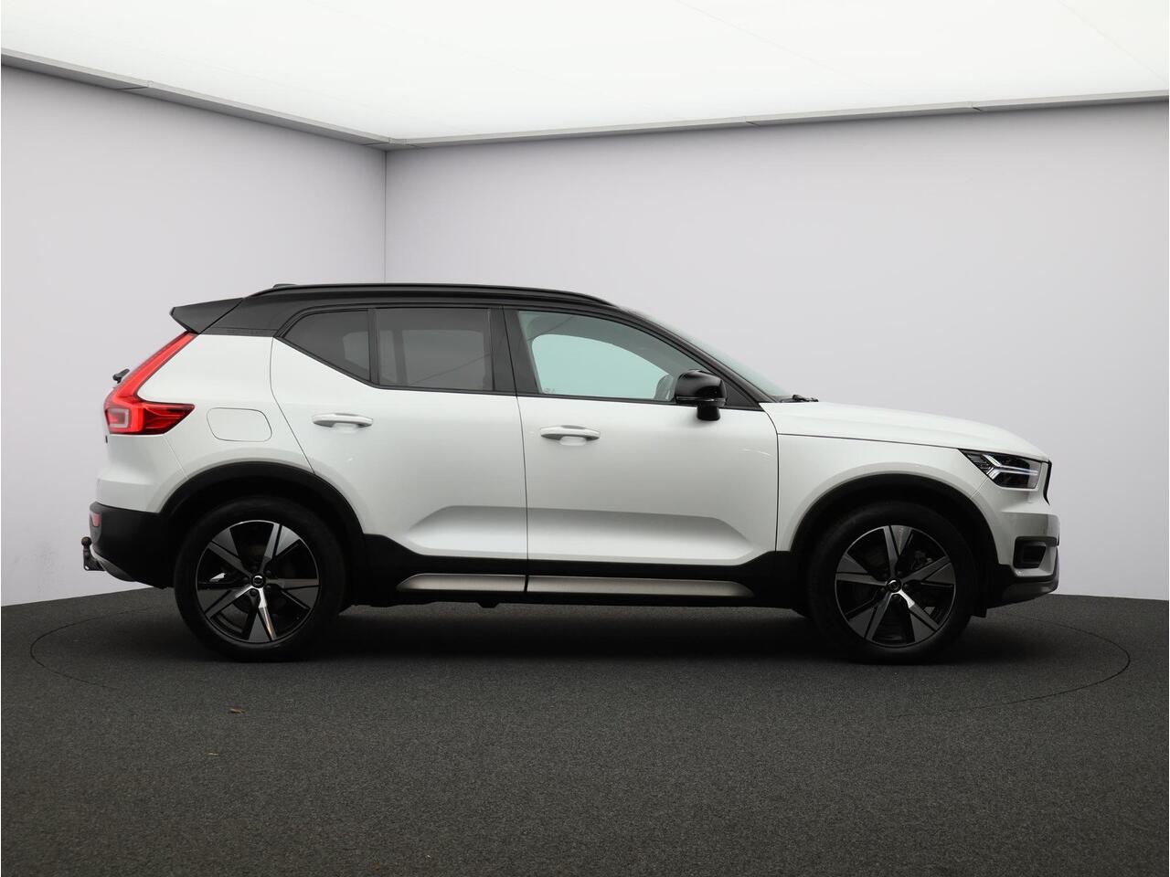 Volvo XC40 T5 Recharge R-Design / Trekhaak / Pano. Dak / Stoel- + stuurwielverwarming / 360 camera / Harman Kardon Audio / Elek. verstelbare stoelen / Pilot Assist