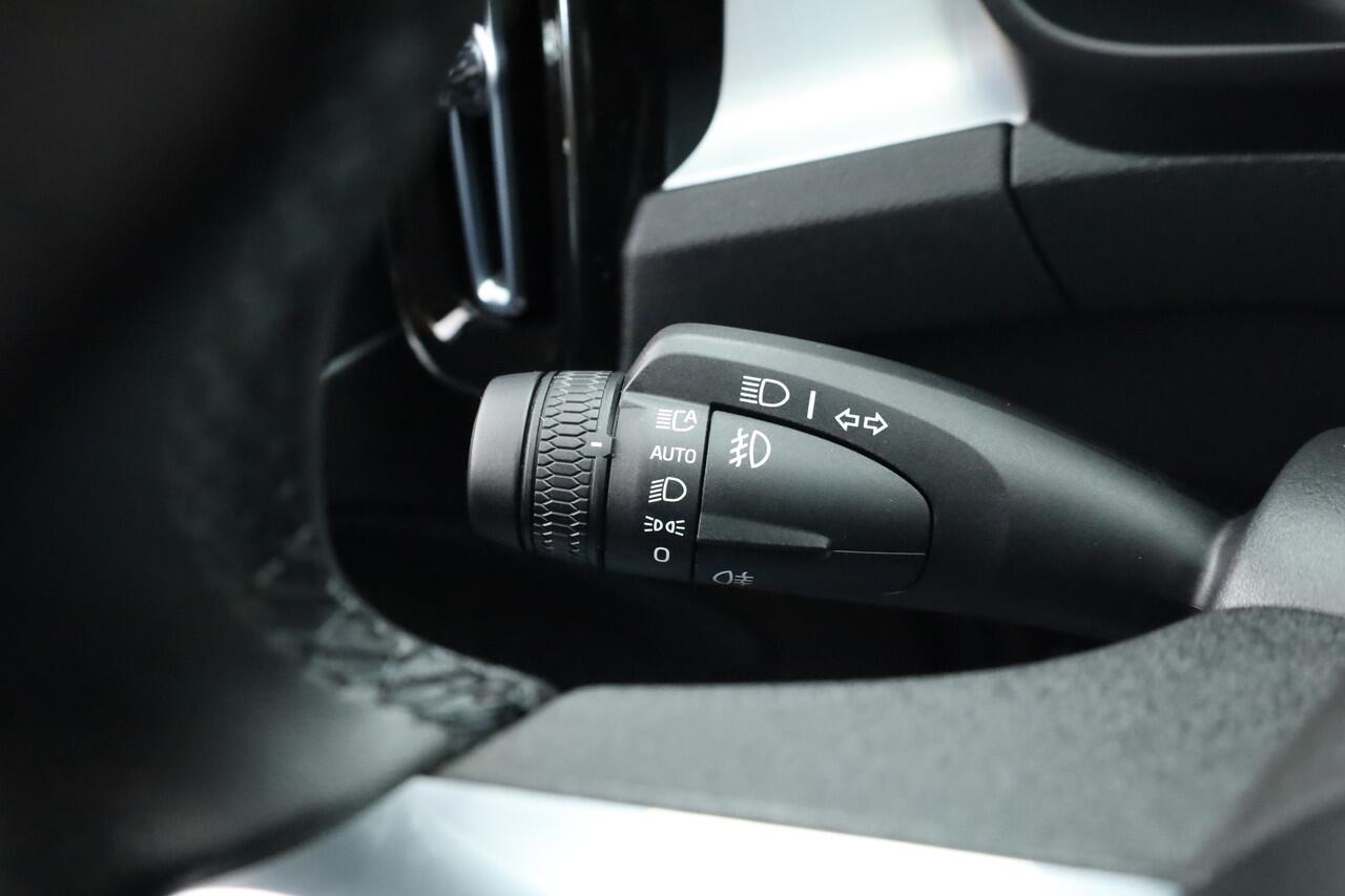 Volvo XC40 2.0 B3 Black Edition | Adapt. Cruise | Dodehoek | 360cam | CarPlay | Harman Kardon