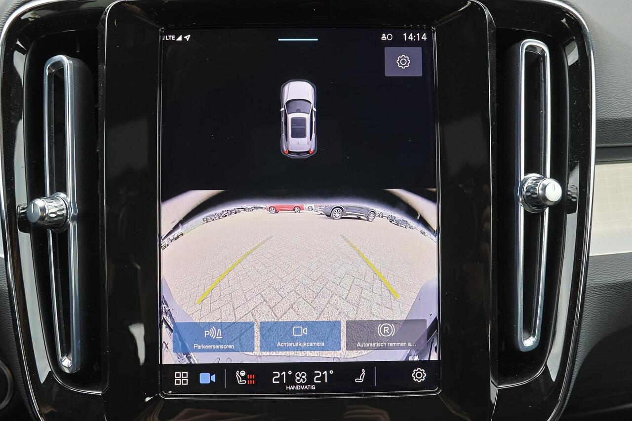 Volvo XC40 B4 Plus Dark - IntelliSafe Assist & Surround - Harman/Kardon audio - Parkeercamera achter - Verwarmde voorstoelen & stuur - Parkeersensoren voor & achter - Elektr. bedienb. voorstoelen met geheugen links - Draadloze tel. lader - Elektr. inklapbare trekhaa