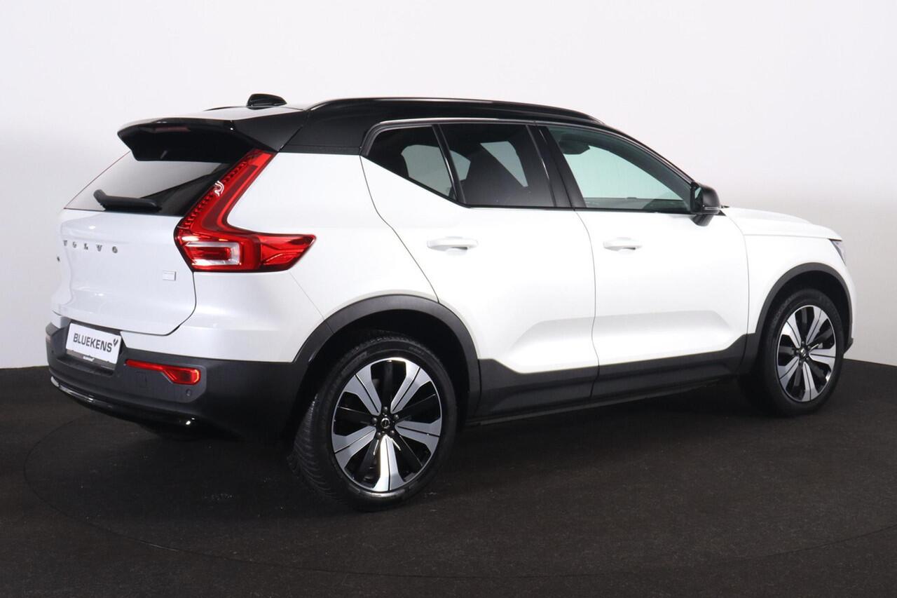 Volvo XC40 Recharge Plus 70 kWh - IntelliSafe Assist & Surround - Parkeercamera achter - Verwarmde voorstoelen & stuur - Parkeersensoren voor & achter - Draadloze tel. lader - Warmtepomp - Extra getint glas - 19' LMV
