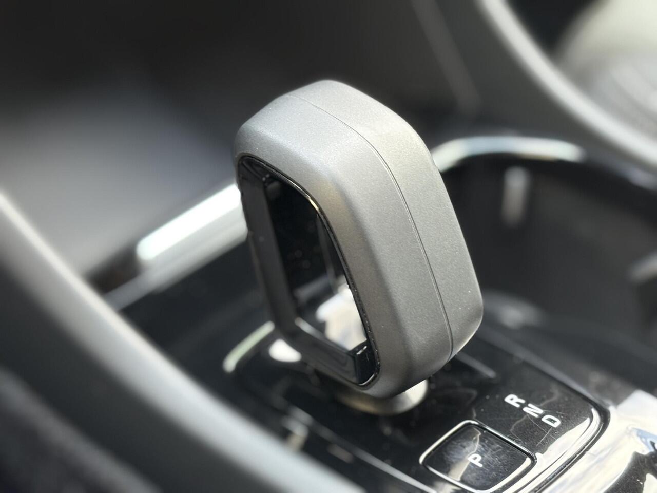 Volvo XC40 2.0 B4 Plus Dark | Trekhaak | Memory | Zitting verlengers | parkeersensoren vóór en achter | camera | Google auto | Full LED | verwarmde voorstoelen en stuurwiel | trekgewicht 2000KG! |