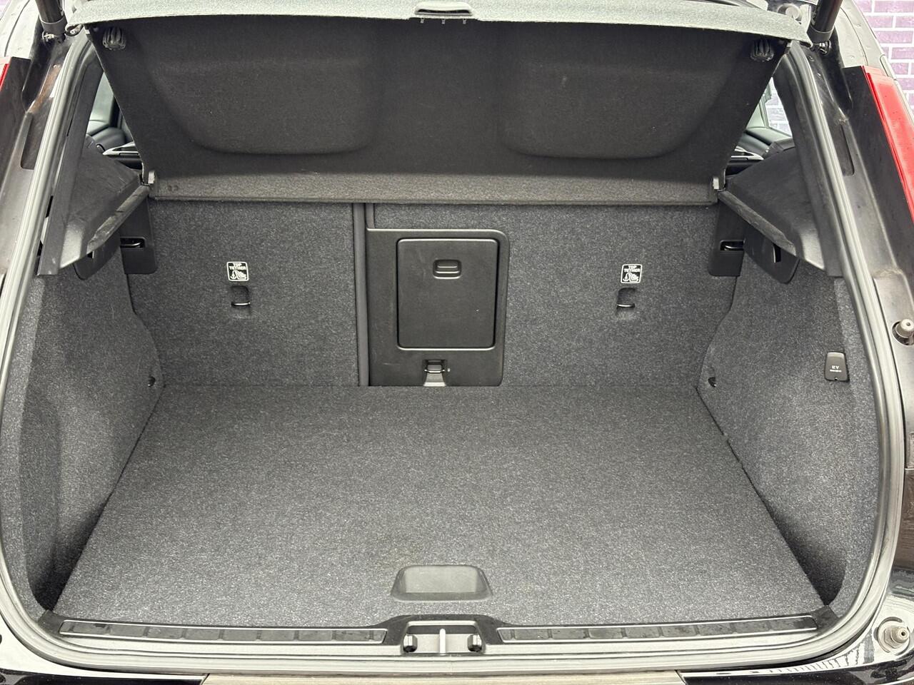 Volvo XC40 1.5 T2 R-Design | LED | Stoel + Stuurverwarming | Blis | Adaptieve Cruise controle | Camera | Panorama dak | Zitvlak verlengers | Elektrische achter klep |