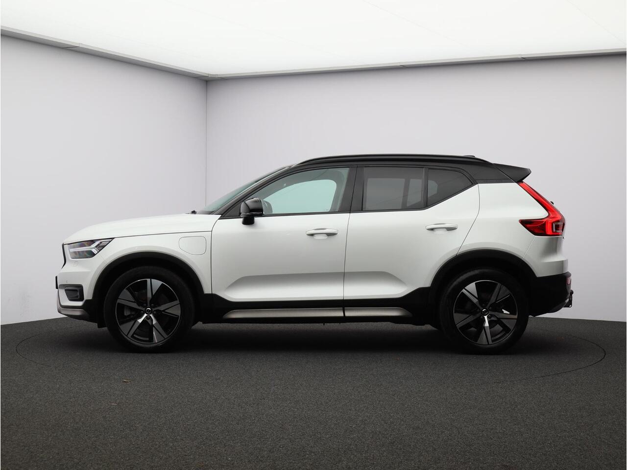 Volvo XC40 T5 Recharge R-Design / Trekhaak / Pano. Dak / Stoel- + stuurwielverwarming / 360 camera / Harman Kardon Audio / Elek. verstelbare stoelen / Pilot Assist