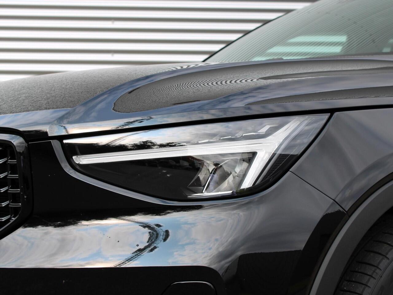 Volvo XC40 2.0 B4 Plus Black Edition Automaat / Panoramadak / Microtech Nubuck bekleding / Privacy Glass / Harman Kardon