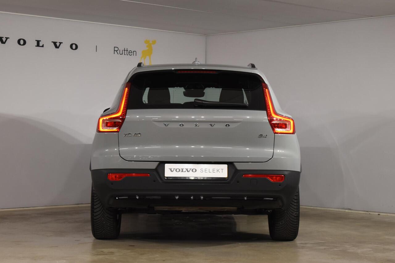 Volvo XC40 B4 211PK Automaat Plus Dark / Navigatie / Adaptive Cruise / Harman Kardon / Stuur- & Stoelverwarming / Elektrische achterklep / Achteruitrijcamera / Elektrische stoelverst. met geheugen / Trekhaak