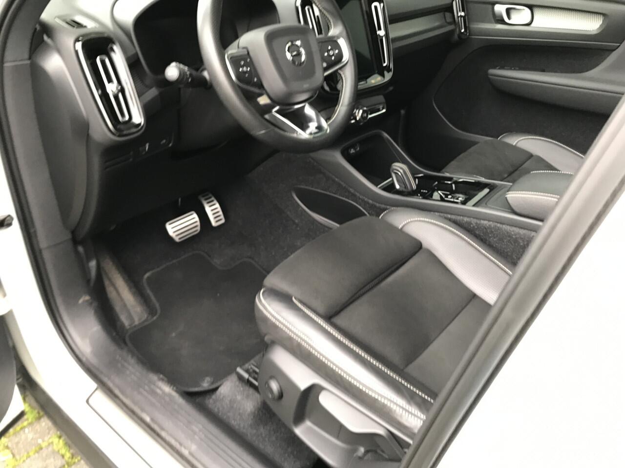 Volvo XC40 1.5 T3 R-Design Automaat | Rijklaar incl 12 mnd Bovag | Panoramadak On-Call Camera Donker glas