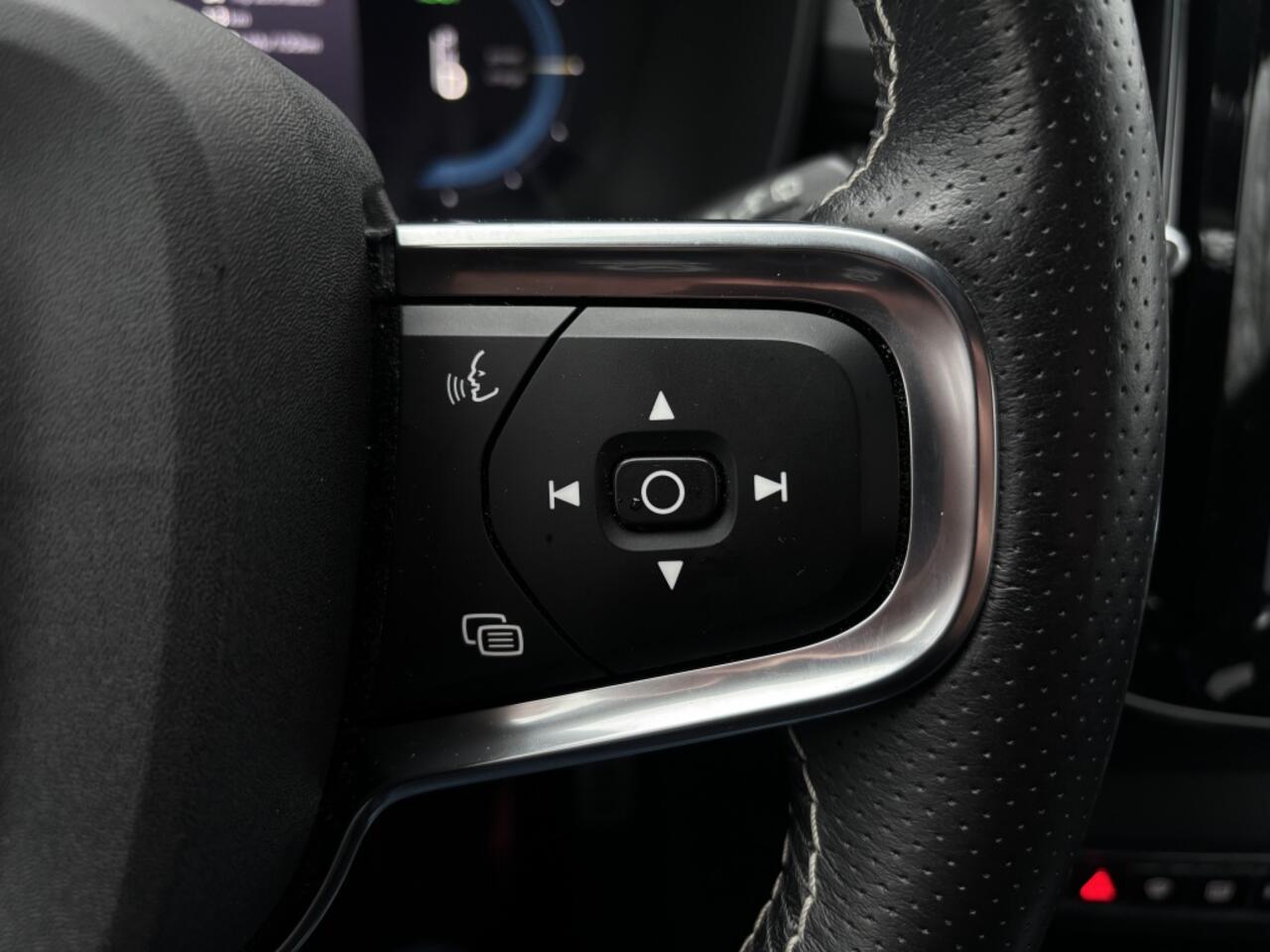 Volvo XC40 Recharge P8 AWD R-Design 409Pk | Trekhaak | Stoelverwarming