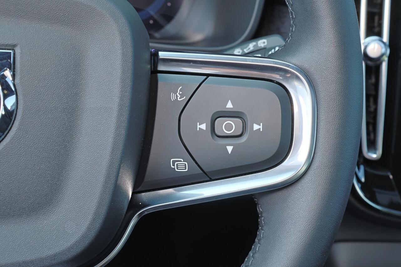 Volvo XC40 Extended Range Ultimate 82 kWh - Panorama/schuifdak - IntelliSafe Assist & Surround - 360º Camera - Harman/Kardon audio - Verwarmde voorstoelen, stuur & achterbank - Parkeersensoren voor & achter - Elektr. bedienb. voorstoelen met geheugen - Warmtepomp - 