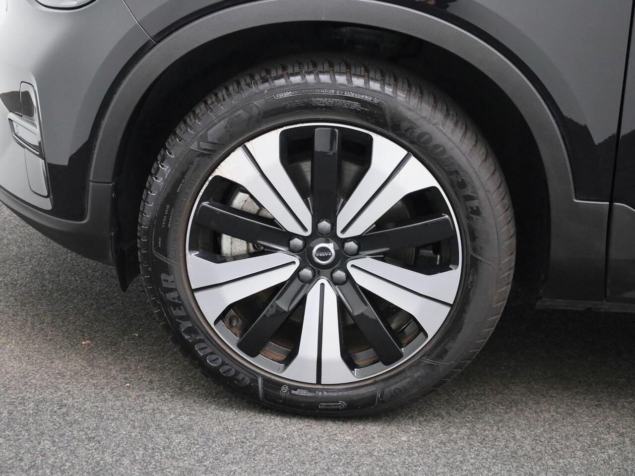 Volvo XC40 Recharge Core 232PK | Allseason-banden | Grootlicht-assistent | Achteruitrijcamera + parkeersensoren | Climate control | Apple CarPlay & Android Auto