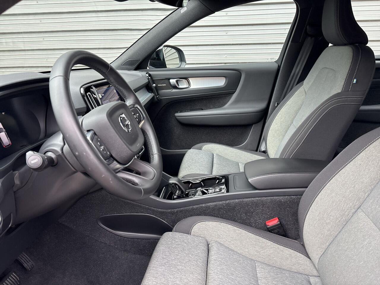 Volvo XC40 2.0 B4 Plus Dark / Verwarmbare voorruit / Audio Harman Kardon / Trekhaak /