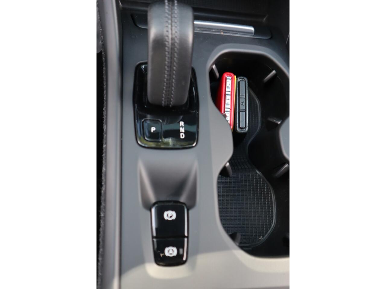 Volvo XC40 1.5 T3 Momentum | camera | cruise | navi | dealer o.h. | oh.boek