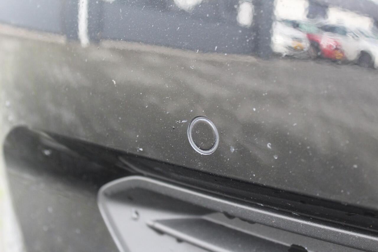 Volvo XC40 1.5 T4 Recharge R-Design | Incl. 12 maanden garantie | Harman/Kardon audio | Schuif/kantel dak | Apple carplay/Android auto | Stuurwiel verwarming | Voorstoelen verwarmd | DAB | Navigatie | Lichtmetalen velgen | Climate control | Zwart dakhemel