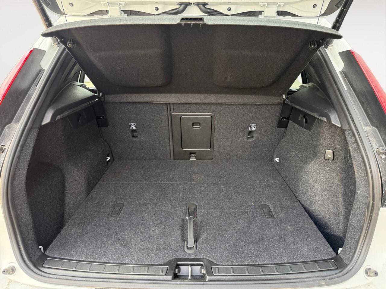 Volvo XC40 2.0 B4 Plus Dark | Trekhaak | Verwarmbare voorruit | Stoelverwarming | Harman/Kardon Audio |