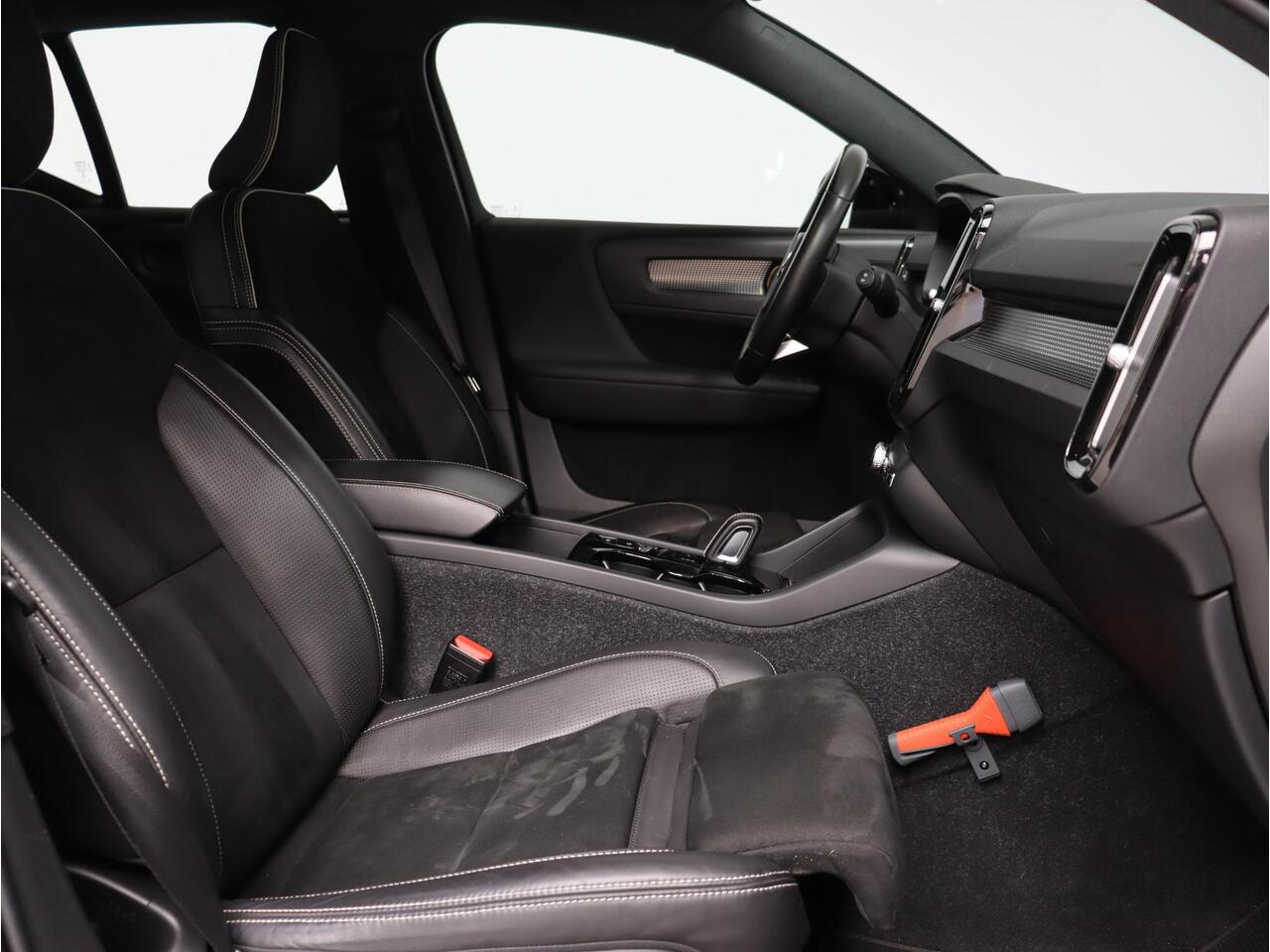 Volvo XC40 T2 Automaat R-Design Volvo XC40 T2 129PK / Automaat R-Design / Park Assist Pack / adaptieve cruise control / BLIS / Key Less / 18"/