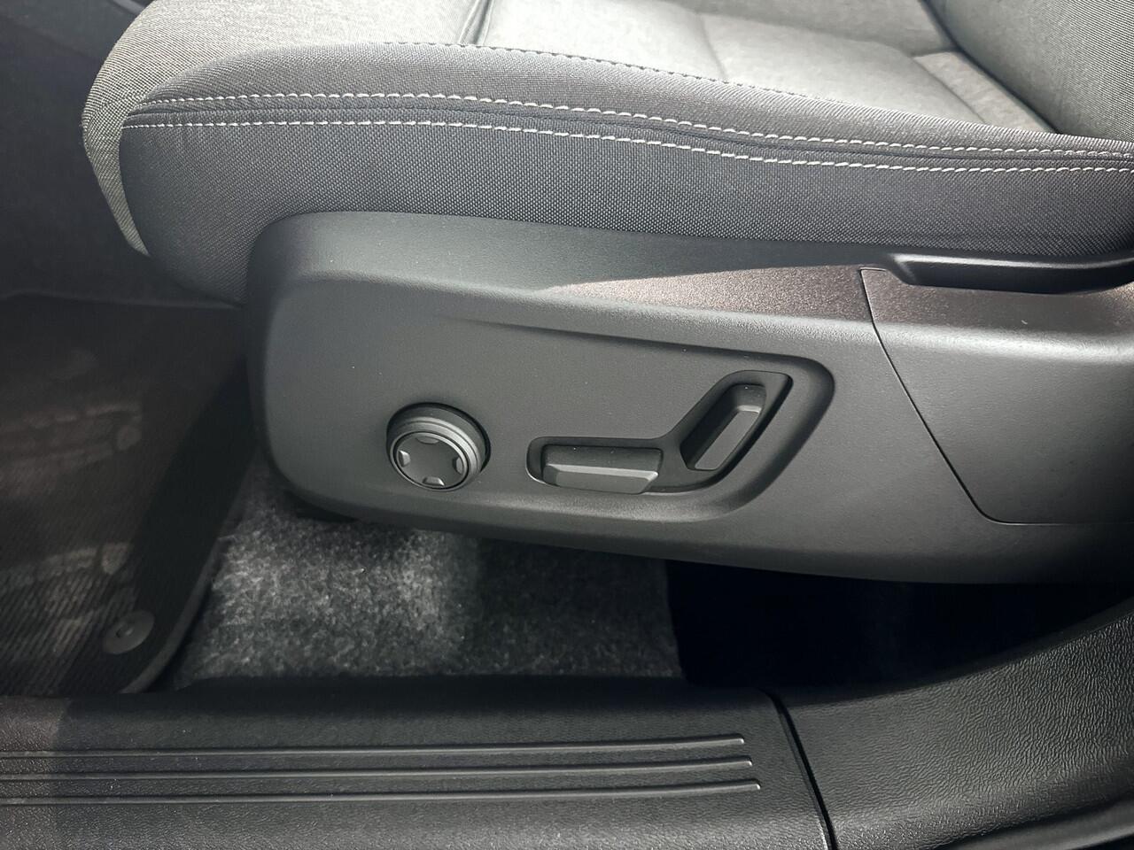 Volvo XC40 B4 Aut. Plus Dark | Harman Kardon | Stoel- en Stuuverwarming | Parkeercamera | Trekhaak