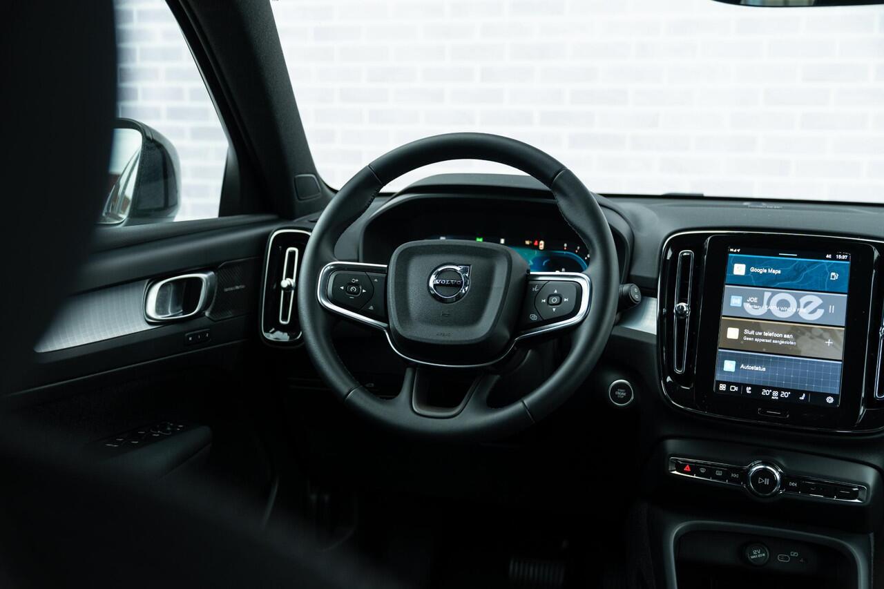 Volvo XC40 B4 Plus Dark Aut | Trekhaak 2000 kg | All-seasonbanden | BLIS | Adaptive Cruis control | 19" Wielen | Verw.voorstoelen | Verw. voorruit | Parkeercamera |