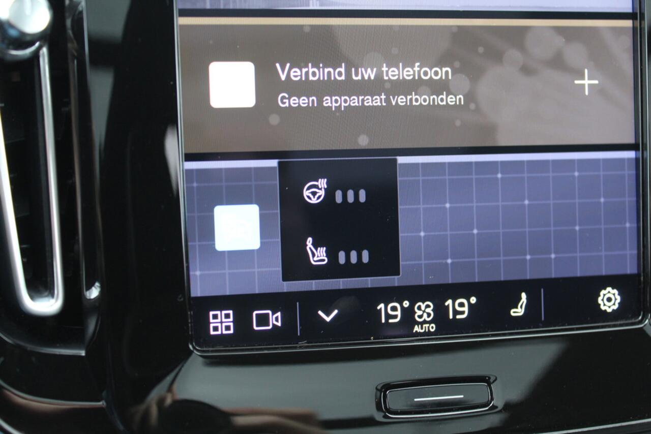 Volvo XC40 Recharge P8 AWD R-Design / Trekhaak / Camera / Keyless / Harman Kardon / 19'' / Half leder / Stuur+Stoelverwarming / DAB / Dodehoek / ACC