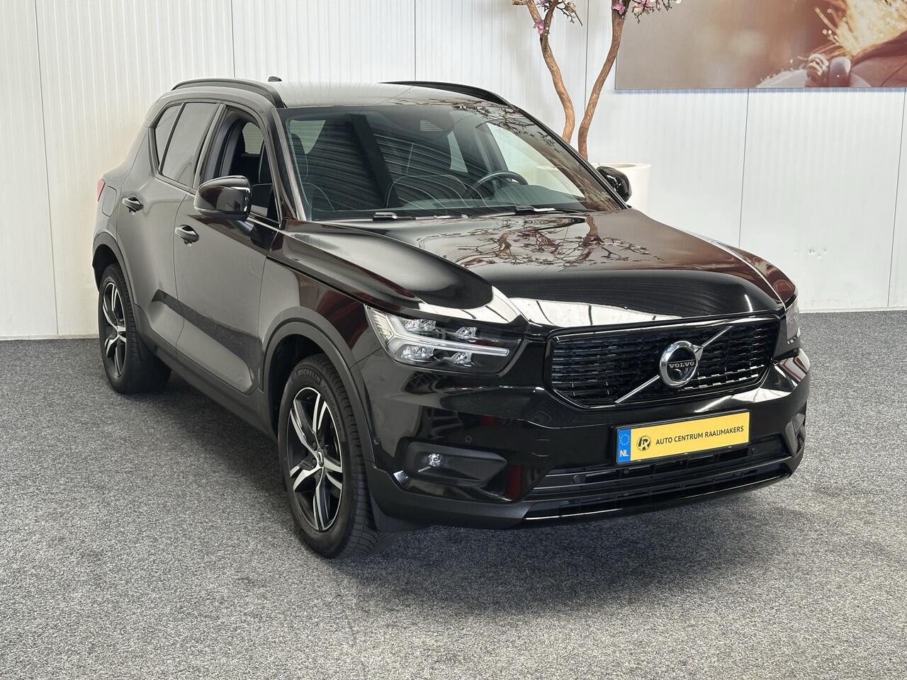 Volvo XC40 1.5 T3 R-DESIGN AUTOMAAT 360 CAMERA LEDER ALCANTARA NAVIGATIE CRUISE CONTROL STOEL EN STUUR VERWARMING KEYLESS GO APPLE CARPLAY/ANDROID RIJSTROOKSENSOREN ZEER MOOI !! 3010