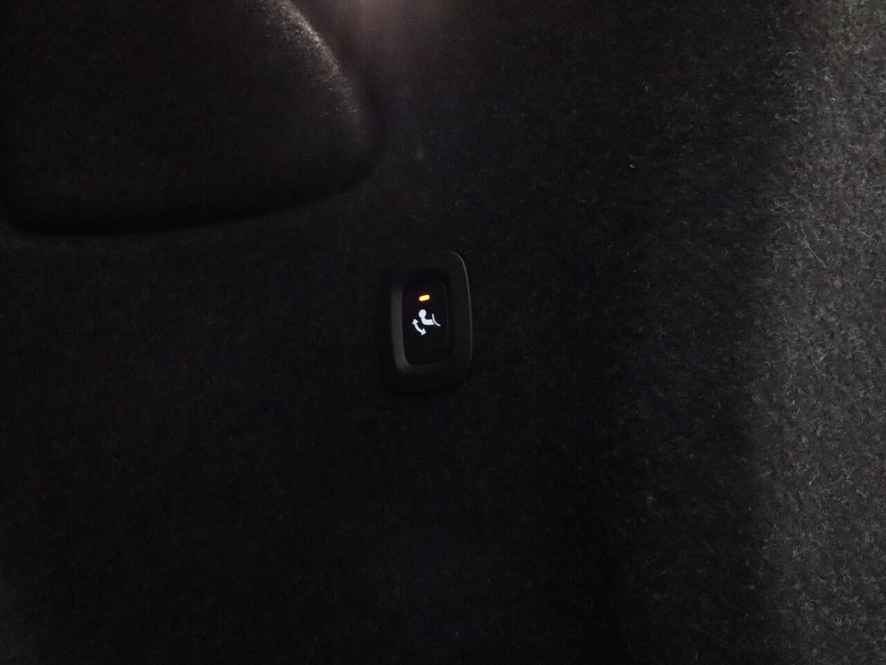 Volvo XC40 B4 211pk Plus Dark / Harman&Kardon / El. Trekhaak / El. Stoelen / Stoel + Stuurw. Verwarming / BLIS / ACC / PDC + CAM / Verw. Voorruit /