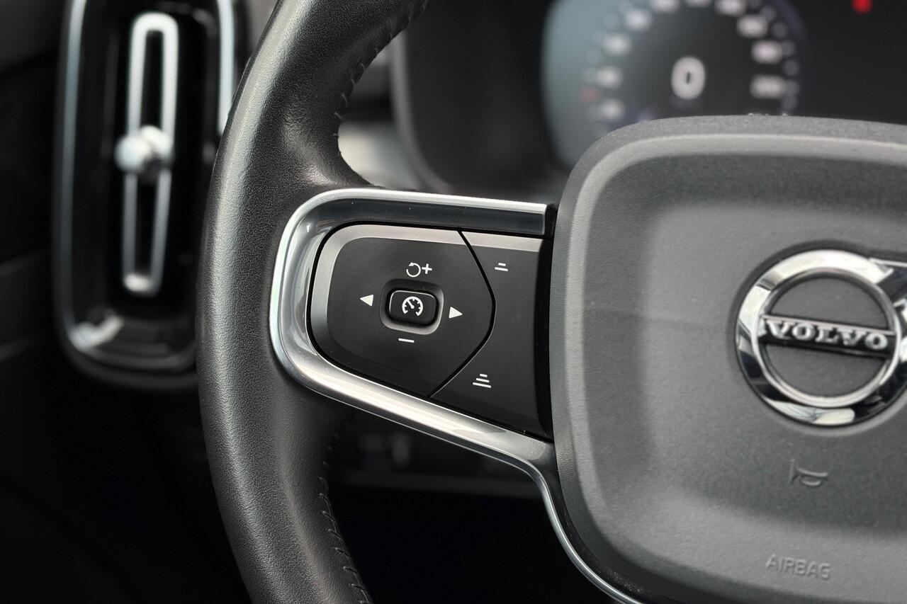 Volvo XC40 1.5 T3 Momentum Pro 164pk - Camera - ACC - Pano - Trekhaak - Carplay - Harman Kardon - Rijklaar