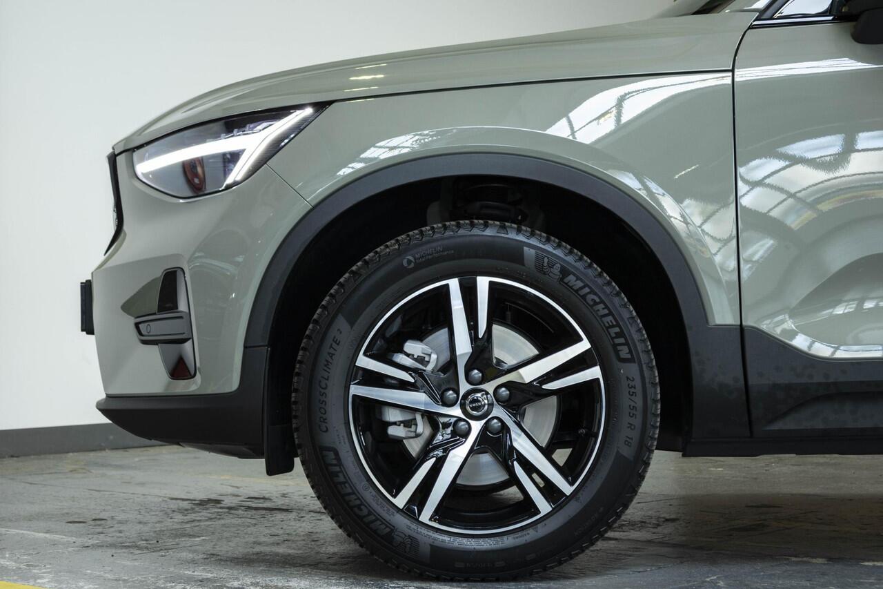 Volvo XC40 B4 Plus Dark | Verwarmde Voorstoelen+Stuurwiel | Verwarmde voorruit | Semi-Elektrische Trekhaak | Harman Kardon Premium Audio | Apple Carplay / Android Auto | Elektrisch bedienbare voorstoelen | Google infotaiment