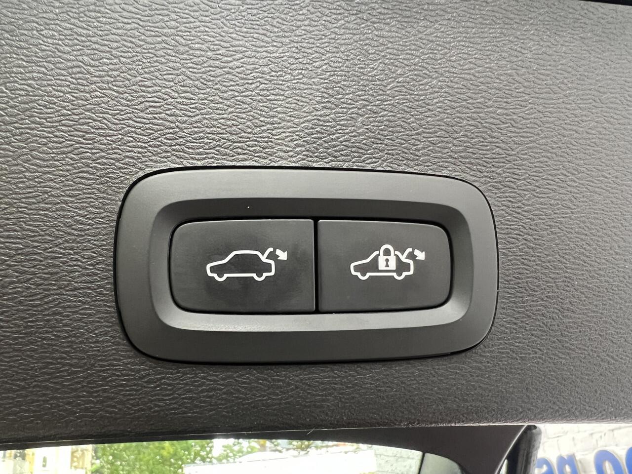 Volvo XC40 1.5 T4 Plus Bright Navigatie Carplay Trekhaak Onderhoudsboekjes