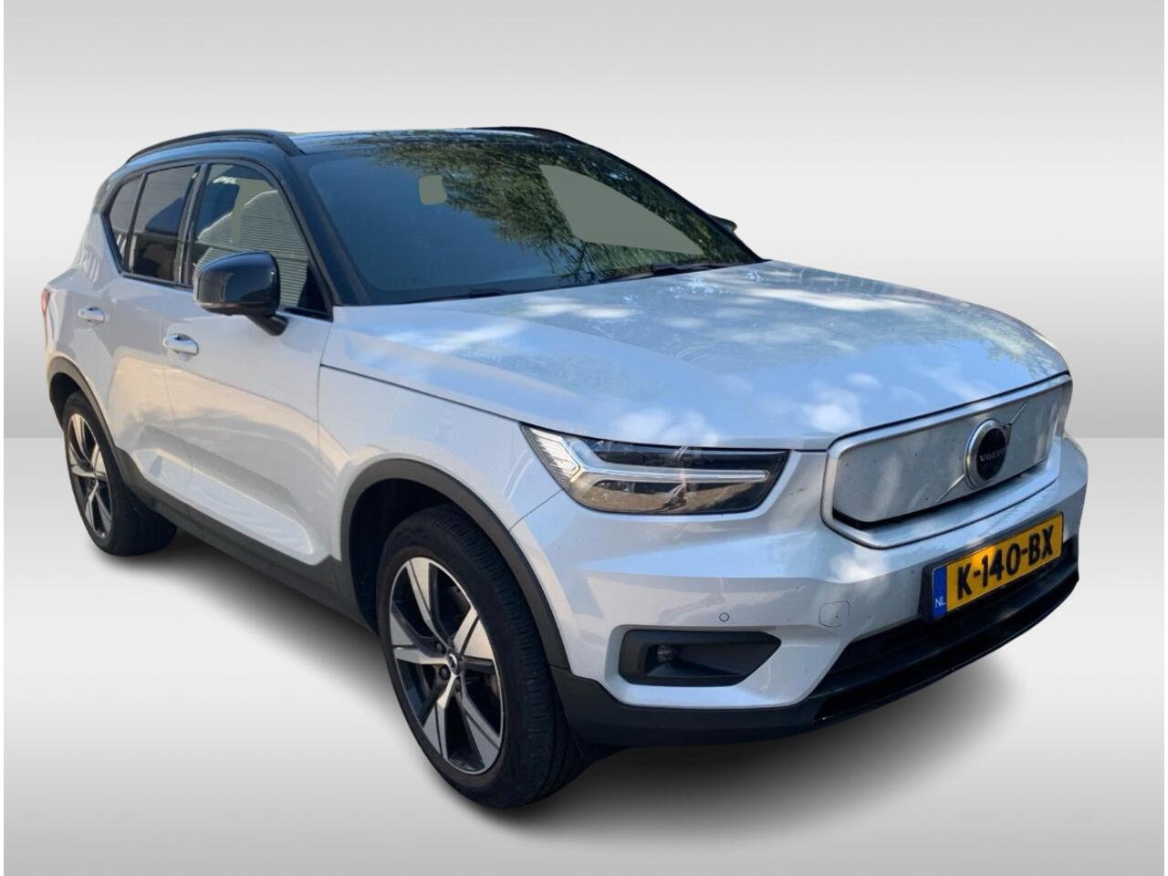 Volvo XC40 Recharge P8 AWD R-Design / SoH 92.1% / Trekhaak / Panoramadak / Camera / Keyless / Harman Kardon / 19'' / Half leder / Stuur+Stoelverwarming / DAB / Dodehoek / ACC